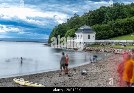 Hvervenbukta ist ein beliebter und viel besuchter Badeort in Oslo Norwegen Stockfoto