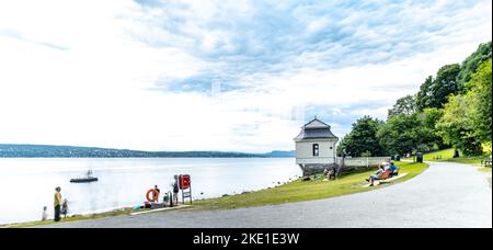 Hvervenbukta ist ein beliebter und viel besuchter Badeort in Oslo Norwegen Stockfoto