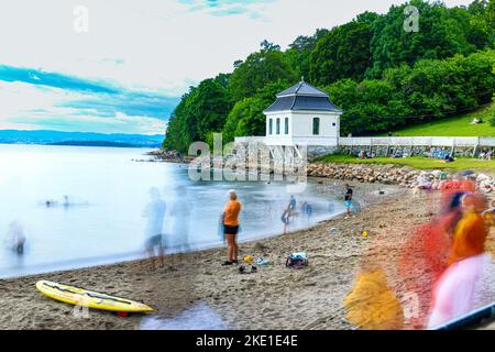 Hvervenbukta ist ein beliebter und viel besuchter Badeort in Oslo Norwegen Stockfoto