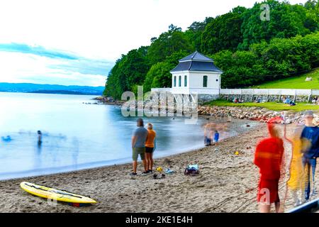 Hvervenbukta ist ein beliebter und viel besuchter Badeort in Oslo Norwegen Stockfoto