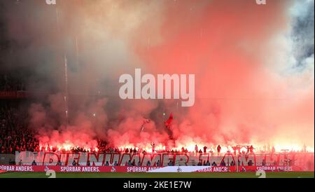 Köln, Deutschland. 09. Nov, 2022. firo : 11/09/2022, Fußball, Fußball, 1. Liga, 1. Bundesliga, Saison 2022/2023, 1. FC Köln - Bayer 04 Leverkusen Fans Köln, Pyro Credit: dpa/Alamy Live News Stockfoto