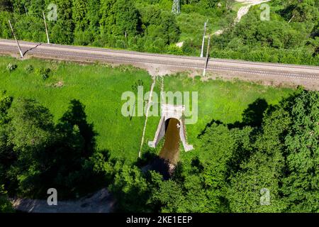 Luftaufnahme des Bahndamms mit Tunnellandschaft Stockfoto