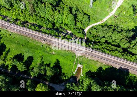 Luftaufnahme des Bahndamms mit Tunnellandschaft Stockfoto