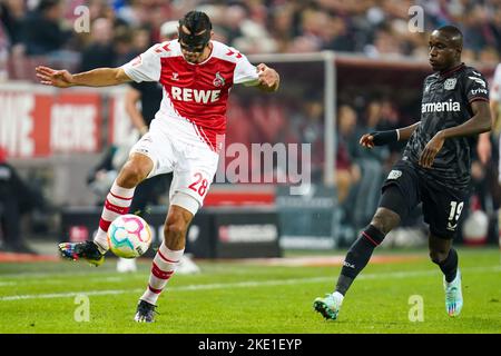 KÖLN, DEUTSCHLAND - NOVEMBER 9: Ellyes Skhiri von 1. FC Köln, Moussa Diaby von Bayer 04 Leverkusen während des Bundesliga-Spiels zwischen 1. FC Köln und Bayer 04 Leverkusen am 9. November 2022 im RheinEnergieStadion in Köln (Foto: Rene Nijhuis/Orange Picturs) Stockfoto