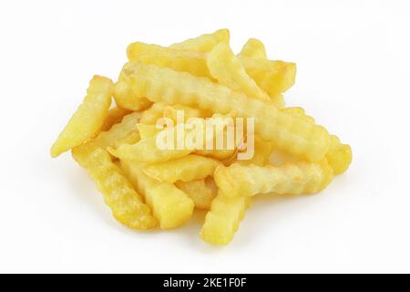 Wawy pommes frites. Crinkle geschnittene Kartoffeln stapeln isoliert auf weißem Hintergrund Stockfoto