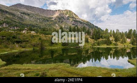 Die Colbricon-Seen im Sommer mit dem Berg, der sich auf dem Wasser spiegelt - Lagorai-Kette, Provinz Trient,Trentino-Südtirol, Norditalien - Europa - Stockfoto