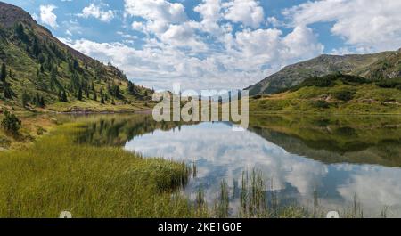 Die Colbricon-Seen im Sommer mit dem Berg, der sich auf dem Wasser spiegelt - Lagorai-Kette, Provinz Trient,Trentino-Südtirol, Norditalien - Europa - Stockfoto