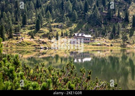 Die Colbricon-Seen im Sommer mit der kleinen Almhütte in der Nähe der Seen - Lagorai-Kette, Provinz Trient, Trentino-Südtirol, Norditalien - Europa - Stockfoto