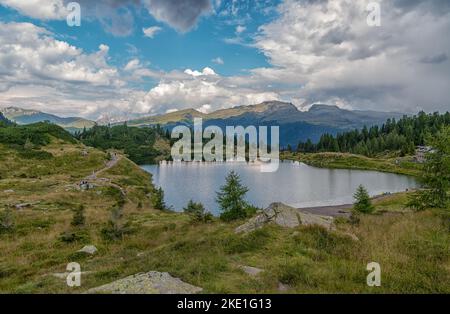 Die Colbricon-Seen im Sommer mit dem Berg, der sich auf dem Wasser spiegelt - Lagorai-Kette, Provinz Trient,Trentino-Südtirol, Norditalien - Europa - Stockfoto