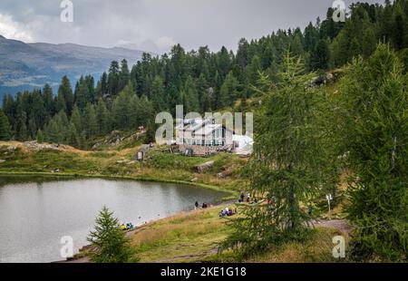 Die Colbricon-Seen im Sommer mit der kleinen Almhütte in der Nähe der Seen - Lagorai-Kette, Provinz Trient, Trentino-Südtirol, Norditalien - Europa - Stockfoto