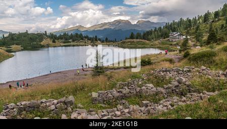 Die Colbricon-Seen im Sommer mit der kleinen Almhütte in der Nähe der Seen - Lagorai-Kette, Provinz Trient, Trentino-Südtirol, Norditalien - Europa - Stockfoto