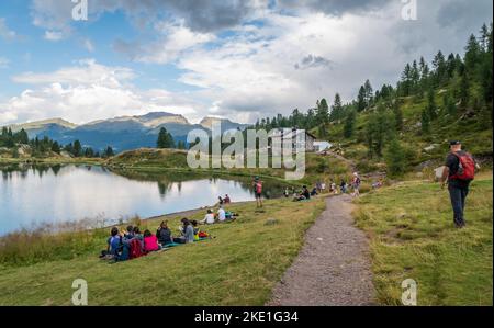 Die Colbricon-Seen im Sommer mit der kleinen Almhütte in der Nähe der Seen - Lagorai-Kette, Provinz Trient, Trentino-Südtirol, Norditalien - Europa - Stockfoto