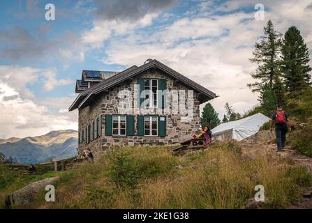 Die Colbricon-Seen im Sommer mit der kleinen Almhütte in der Nähe der Seen - Lagorai-Kette, Provinz Trient, Trentino-Südtirol, Norditalien - Europa - Stockfoto