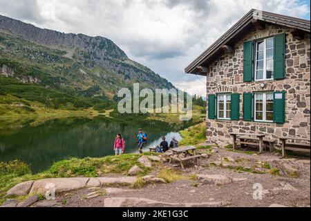 Die Colbricon-Seen im Sommer mit der kleinen Almhütte in der Nähe der Seen - Lagorai-Kette, Provinz Trient, Trentino-Südtirol, Norditalien - Europa - Stockfoto