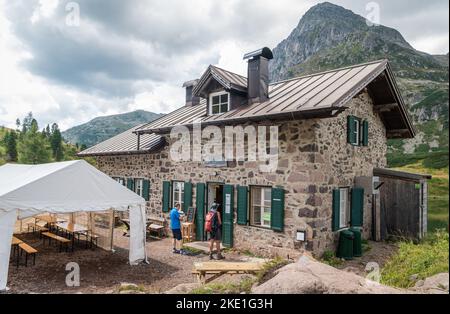 Die Colbricon-Seen im Sommer mit der kleinen Almhütte in der Nähe der Seen - Lagorai-Kette, Provinz Trient, Trentino-Südtirol, Norditalien - Europa - Stockfoto