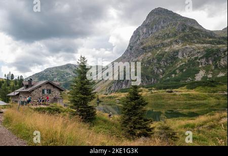 Die Colbricon-Seen im Sommer mit der kleinen Almhütte in der Nähe der Seen - Lagorai-Kette, Provinz Trient, Trentino-Südtirol, Norditalien - Europa - Stockfoto