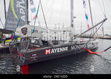 Saint-Malo, Frankreich. 5.. November 2022. Die Imoca V und B – Monbana – Mayenne, die von Maxime Sorel auf den Start der Route du Rhum warten. Stockfoto