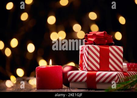 Geschenkboxen und Weihnachtskugeln auf weihnachtlichem Hintergrund. Stockfoto