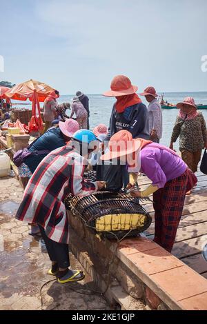 Lokale Frauen sortieren die Krabbentöpfe auf dem Fishing Village Crab Market in Kep Kambodscha Stockfoto