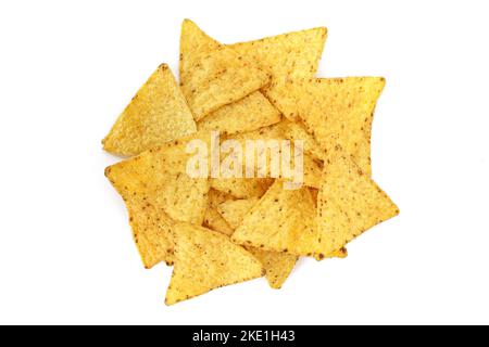 Stapel von dreieckigen Tortilla Mais-Chips isoliert auf weißem Hintergrund Stockfoto