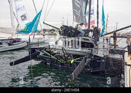 Saint-Malo, Frankreich. 5.. November 2022. Die Imoca Guyot Environnement – Water Family Skipping von Benjamin Dutreux wartet auf den Start der Route du Rhum. Stockfoto