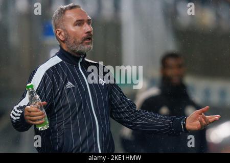 09. November 2022, Bayern, Fürth: Fußball: 2. Bundesliga, SpVgg Greuther Fürth - Hamburger SV, Matchday 16 im Sportpark Ronhof Thomas Sommer. Hamburg-Coach Tim Walter macht sich am Rande des Spieles auf. Foto: Daniel Karmann/dpa - WICHTIGER HINWEIS: Gemäß den Anforderungen der DFL Deutsche Fußball Liga und des DFB Deutscher Fußball-Bund ist es untersagt, im Stadion und/oder vom Spiel aufgenommene Fotos in Form von Sequenzbildern und/oder videoähnlichen Fotoserien zu verwenden oder zu verwenden. Stockfoto