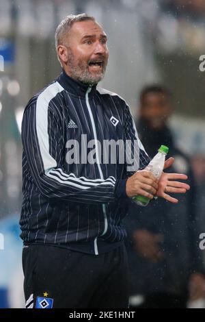 09. November 2022, Bayern, Fürth: Fußball: 2. Bundesliga, SpVgg Greuther Fürth - Hamburger SV, Matchday 16 im Sportpark Ronhof Thomas Sommer. Hamburg-Coach Tim Walter macht sich am Rande des Spieles auf. Foto: Daniel Karmann/dpa - WICHTIGER HINWEIS: Gemäß den Anforderungen der DFL Deutsche Fußball Liga und des DFB Deutscher Fußball-Bund ist es untersagt, im Stadion und/oder vom Spiel aufgenommene Fotos in Form von Sequenzbildern und/oder videoähnlichen Fotoserien zu verwenden oder zu verwenden. Stockfoto