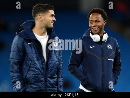 Chelsea's Christian Pulisic und Raheem Sterling inspizieren das Spielfeld vor dem dritten Lauf des Carabao Cup im Etihad Stadium, Manchester. Bilddatum: Mittwoch, 9. November 2022. Stockfoto