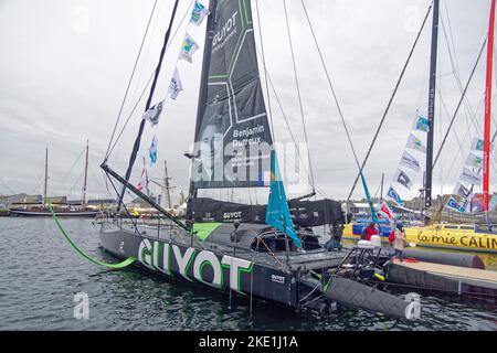 Saint-Malo, Frankreich. 5.. November 2022. Die Imoca Guyot Environnement – Water Family Skipping von Benjamin Dutreux wartet auf den Start der Route du Rhum. Stockfoto