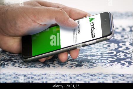 San Francisco, USA, Juni 2022: Hand hält ein Telefon mit Exabeam mobile Anwendung auf dem Bildschirm. Exabeam ist ein führender Anbieter der Software für Analy Stockfoto