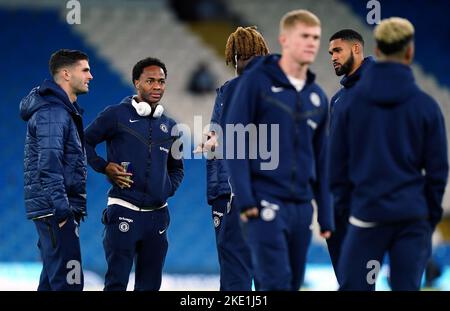 Chelsea's Christian Pulisic und Raheem Sterling inspizieren das Spielfeld vor dem dritten Lauf des Carabao Cup im Etihad Stadium, Manchester. Bilddatum: Mittwoch, 9. November 2022. Stockfoto