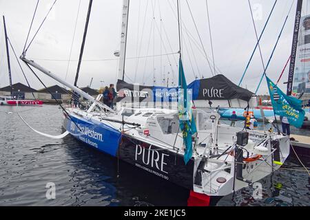 Saint-Malo, Frankreich. 5.. November 2022. Die Imoca Fortinet – Best Western Skipping von Romain Attanasio wartet auf den Start der Route du Rhum. Stockfoto