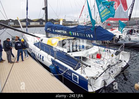 Saint-Malo, Frankreich. 5.. November 2022. Das Imoca Monnoyeur – Duo für einen Job Skippern von Benjamin Ferre wartet auf den Start der Route du Rhum. Stockfoto