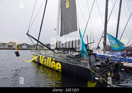 Saint-Malo, Frankreich. 5.. November 2022. Das Imoca Bureau Vallée Skippern von Louis Burton wartet auf den Start der Route du Rhum am 5. November 2022. Stockfoto