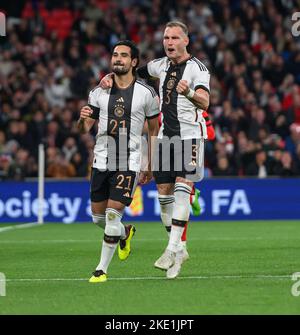 26 Sep 2022 - England gegen Deutschland - UEFA Nations League - Liga A - Gruppe 3 - Wembley Stadium Ilkay Gundogan, der deutsche Fußballnationalmannschaft, feiert mit David Raum eine Strafe während des Spiels der UEFA Nations League gegen England. Picture : Mark Pain / Alamy Live News Stockfoto