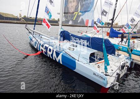 Saint-Malo, Frankreich. 5.. November 2022. Die Imoca Biotherm Skipping von Paul Meilhat wartet auf den Start der Route du Rhum am 5. November 2022. Stockfoto