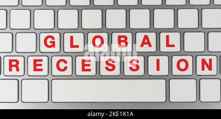 Globale Rezession auf Computertastatur Stockfoto