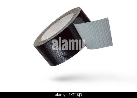 Rolle von schwarzem Klebeband isoliert auf weißem Hintergrund. Verstärktes schwarzes Klebeband fällt und wirft einen Schatten. Rolle des Elektrobands abwickeln. Stockfoto