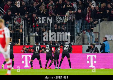 KÖLN, DEUTSCHLAND - 9. NOVEMBER: Moussa Diaby von Bayer 04 Leverkusen feiert sein Tor mit Nadiem Amiri von Bayer 04 Leverkusen, Jeremie Frimpong von Bayer 04 Leverkusen, Amine Adli von Bayer 04 Leverkusen beim Bundesliga-Spiel zwischen 1. FC Köln und Bayer 04 Leverkusen am 9. November 2022 im RheinEnergieStadion in Köln (Foto: Rene Nijhuis/Orange Picturs) Stockfoto