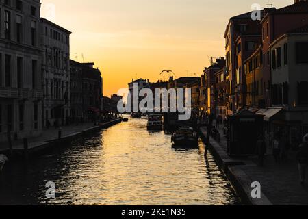 Blick auf den Sonnenuntergang von der Ponte delle Guglie in Venedig Stockfoto