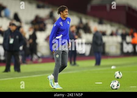 London Stadium, London, Großbritannien. 9.. November 2022. Carabao Cup Fußball West Ham versus Blackburn Rovers: Ashley Phillips von Blackburn Rovers wärmt sich vor dem Anstoß Kredit: Action Plus Sports/Alamy Live News Stockfoto