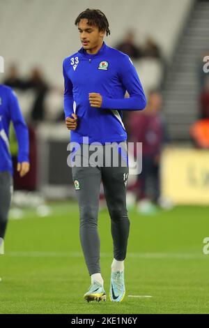 London Stadium, London, Großbritannien. 9.. November 2022. Carabao Cup Fußball West Ham versus Blackburn Rovers: Ashley Phillips von Blackburn Rovers wärmt sich vor dem Anstoß Kredit: Action Plus Sports/Alamy Live News Stockfoto