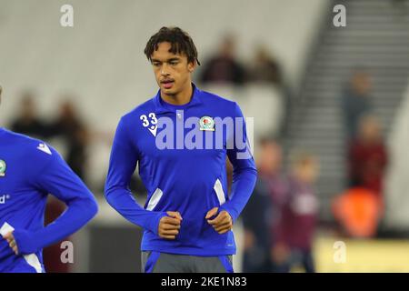 London Stadium, London, Großbritannien. 9.. November 2022. Carabao Cup Fußball West Ham versus Blackburn Rovers: Ashley Phillips von Blackburn Rovers wärmt sich vor dem Anstoß Kredit: Action Plus Sports/Alamy Live News Stockfoto