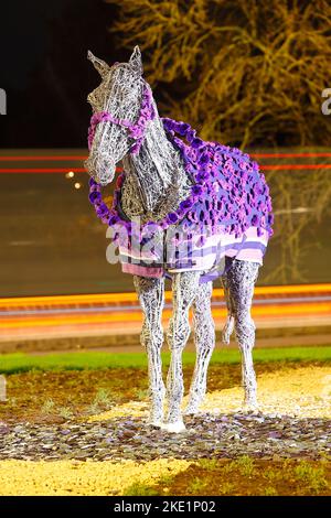 Die Pferdeskulptur in Horsforth in Leeds wurde von Murphy's Army Purple Poppy Campaign mit einem neuen Purple Poppy Coat ausgestattet Stockfoto