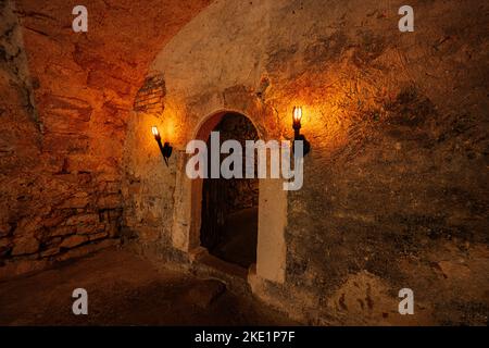 Der dunkle Tunnel in der Katakombe des Schlosses Pidhirtsi, Region Lemberg, Ukraine. Stockfoto