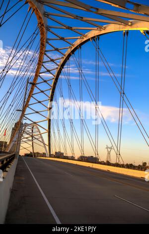 Die Broadway Street Bridge, die sich über den Arkansas River erstreckt, im Stadtzentrum von Little Rock, Arkansas bei Sonnenaufgang. Stockfoto