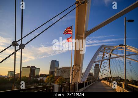 Die Broadway Street Bridge, die sich über den Arkansas River erstreckt, im Stadtzentrum von Little Rock, Arkansas bei Sonnenaufgang. Stockfoto