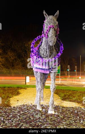 Die Pferdeskulptur in Horsforth in Leeds wurde von Murphy's Army Purple Poppy Campaign mit einem neuen Purple Poppy Coat ausgestattet Stockfoto