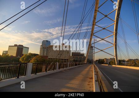 Die Broadway Street Bridge, die sich über den Arkansas River erstreckt, im Stadtzentrum von Little Rock, Arkansas bei Sonnenaufgang. Stockfoto