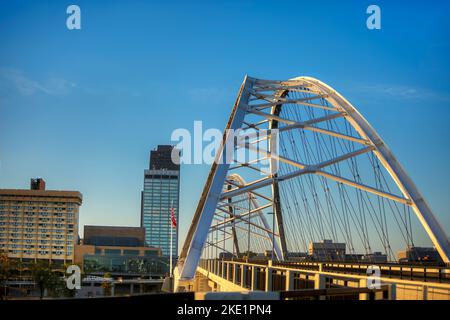 Die Broadway Street Bridge, die sich über den Arkansas River erstreckt, im Stadtzentrum von Little Rock, Arkansas bei Sonnenaufgang. Stockfoto